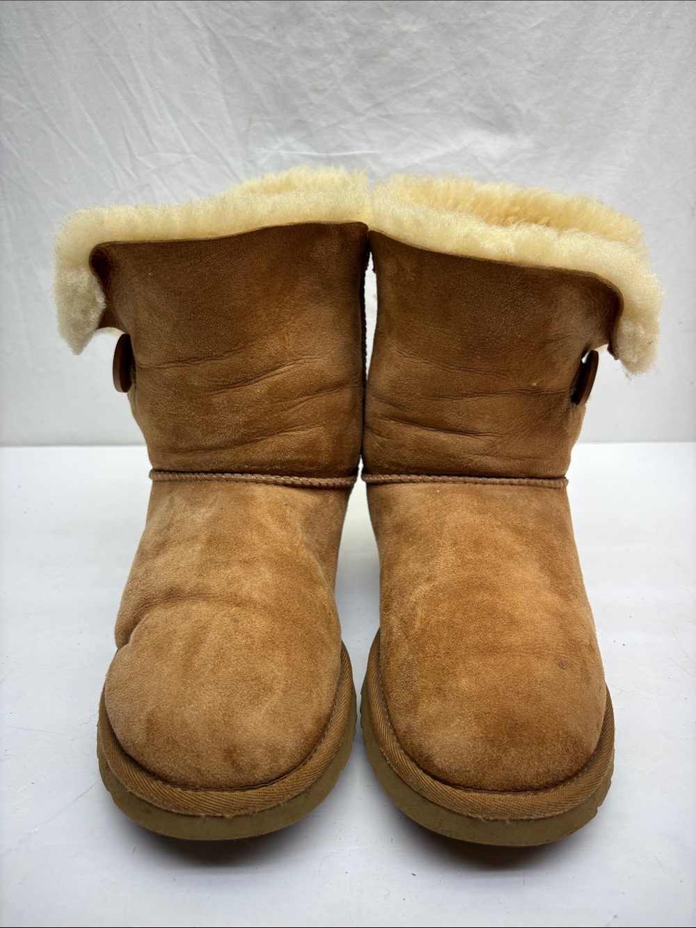 UGG Bailey Button Boots, SZ 8, box 87